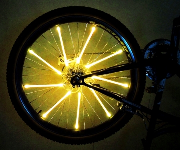 Желтая подсветка для велосипеда